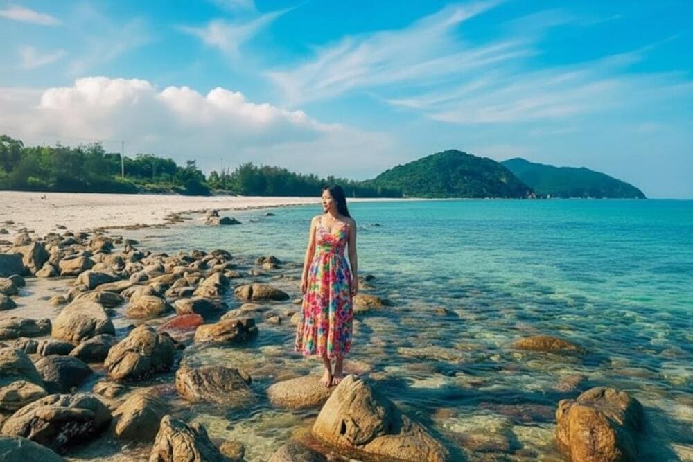 Biển Quan Lạn trong xanh, rất th&iacute;ch hợp cho chuyến đi nghỉ dưỡng.